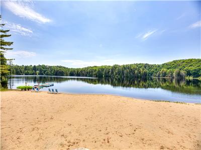 Domaine Chalets des Pins - Swiss Cottage, Fireplace, Private Beach, Lake 50 min away from Montreal!